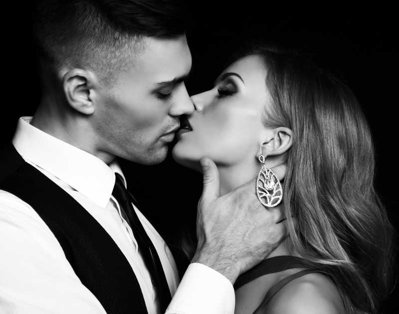 美丽的女人和英俊的黑发男人接吻