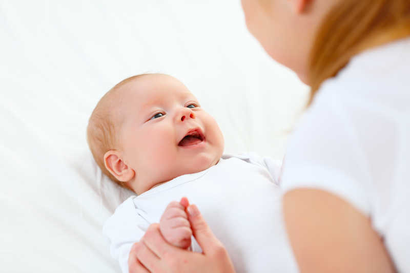 在母亲怀里的新生婴儿