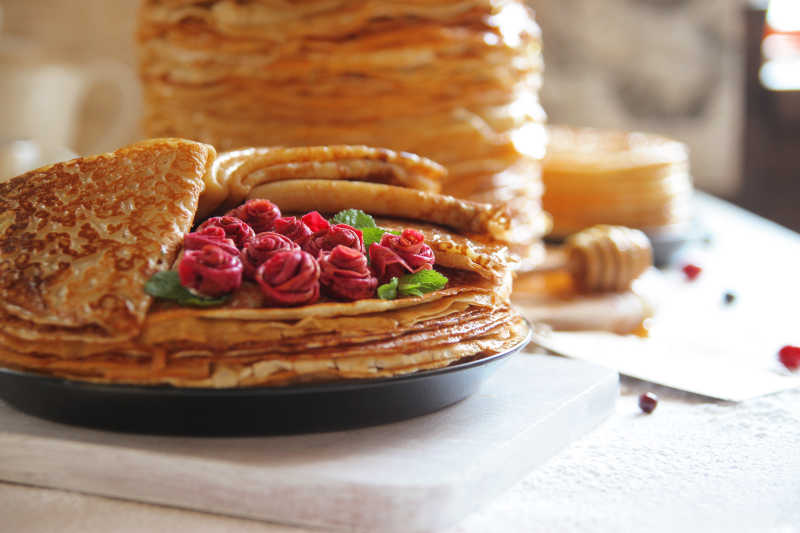 餐桌上的叠煎饼