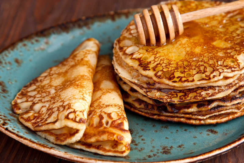 木制背景下的煎饼