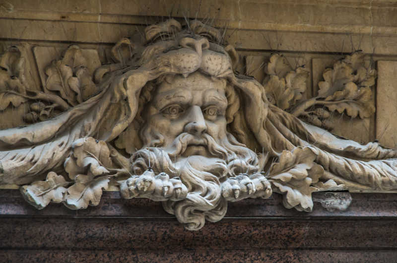 长胡子老头雕像