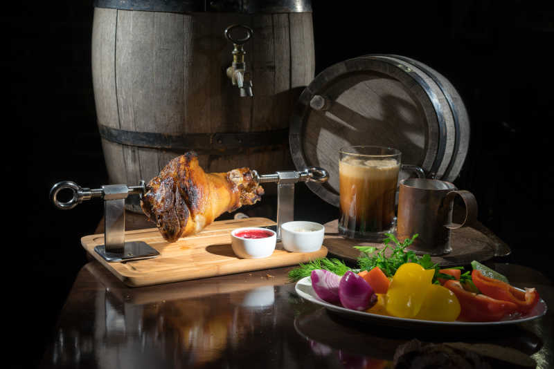 啤酒桶和烤猪腿蔬菜等食物