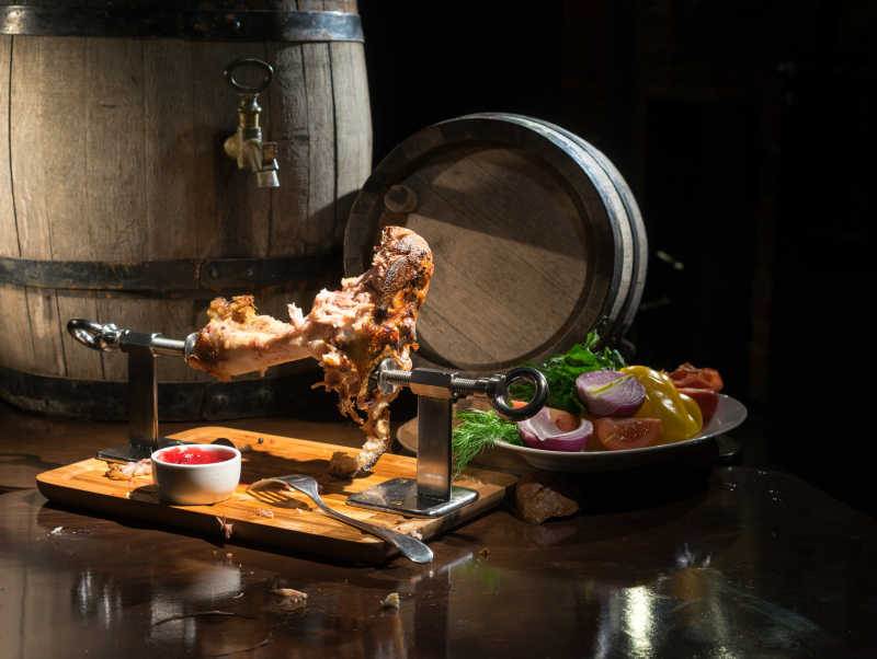 酿酒桶和吃完了的猪腿骨头