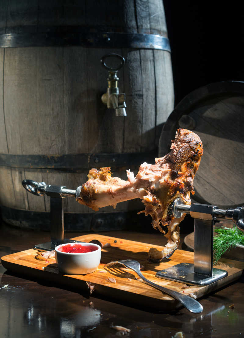 猪肘骨头和酿酒桶