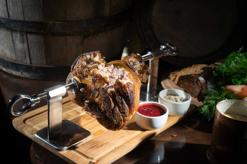 烧烤架上的烤猪肘