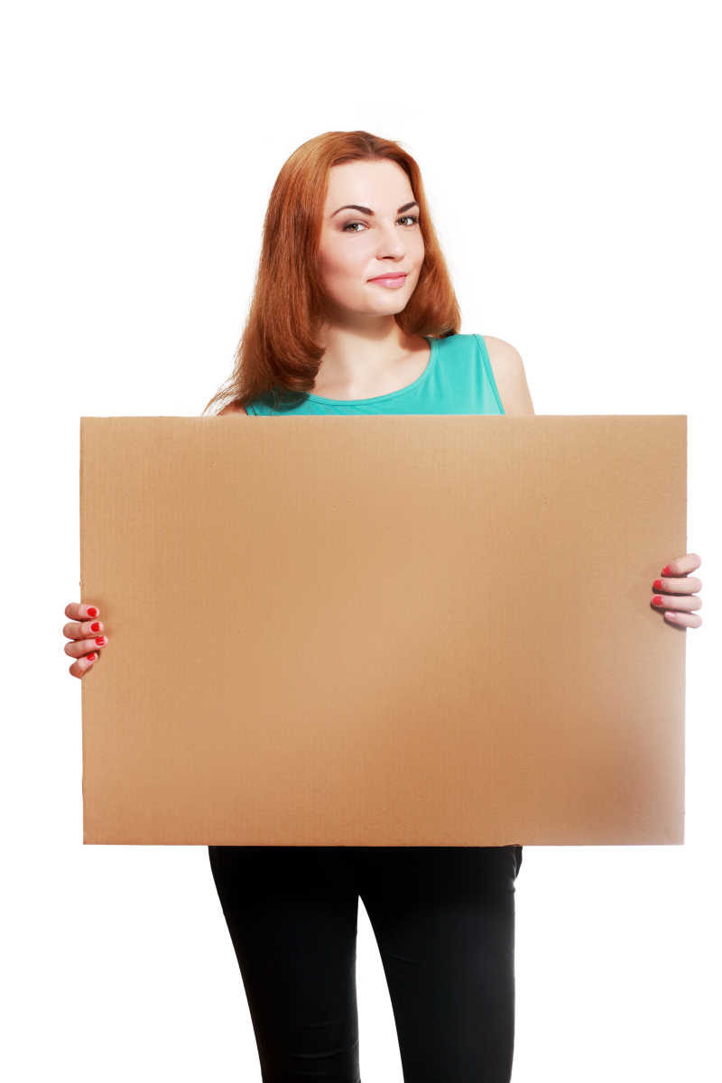 拿着棕色空白广告牌的棕发美女