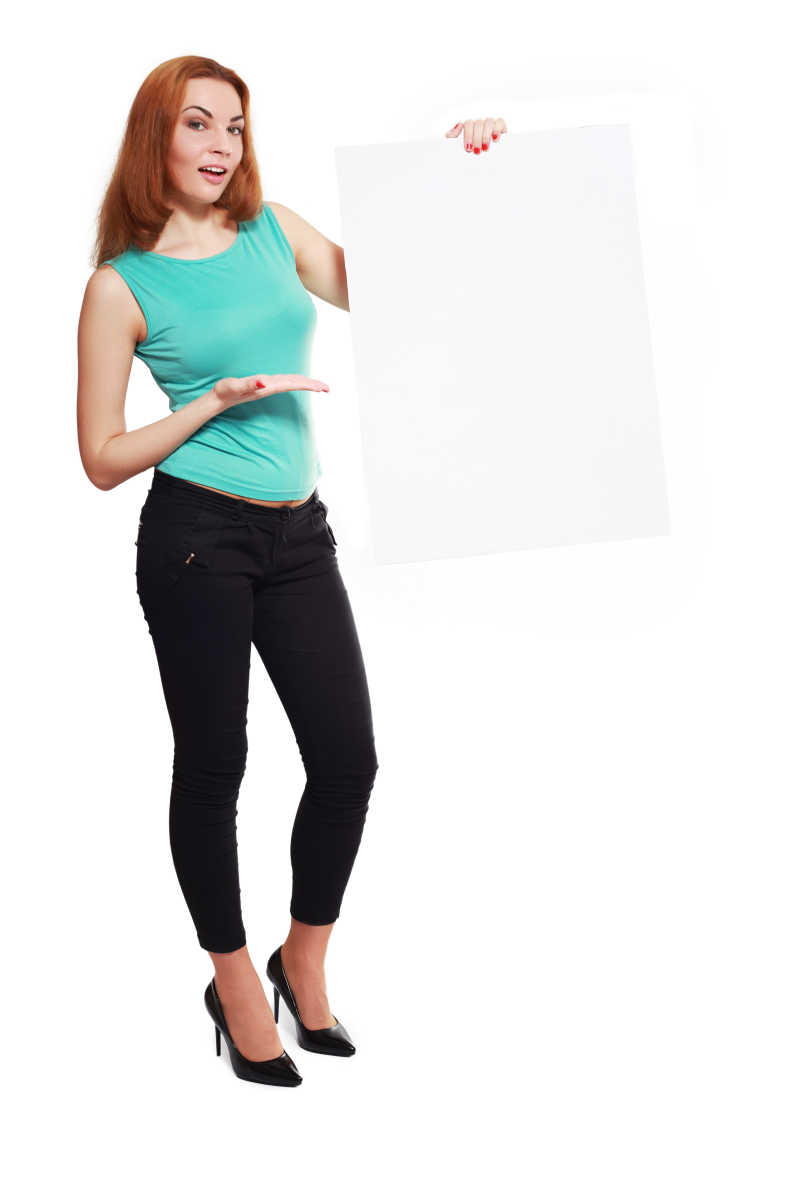 拿着空白卡片的性感女模特