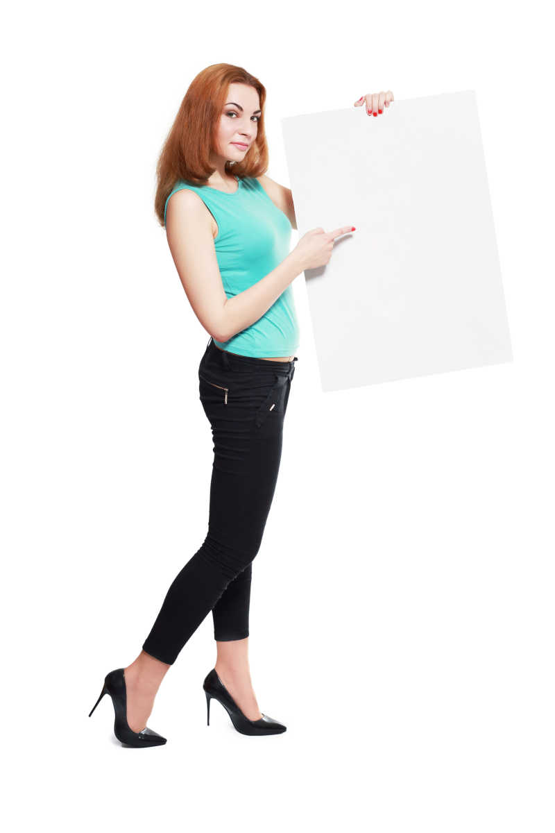 拿着空白卡片的性感美女