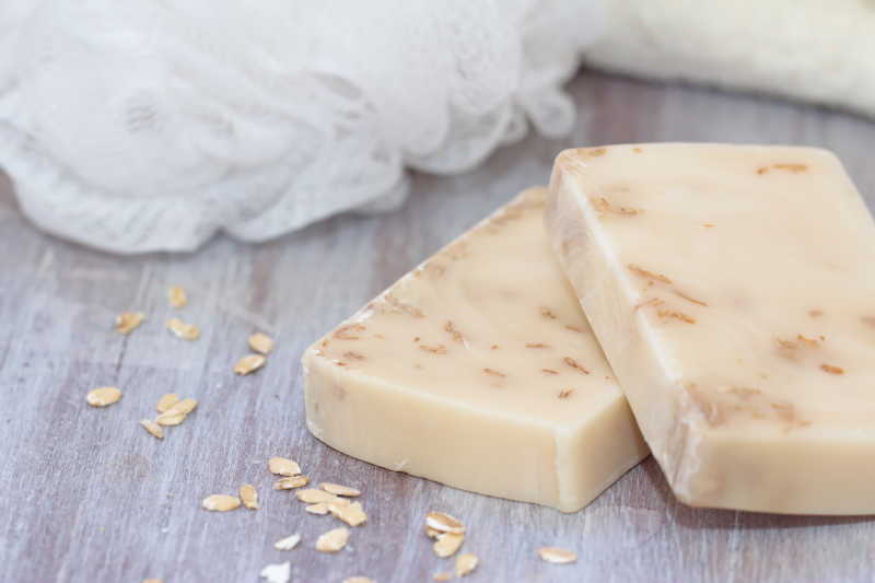 燕麦牛奶皂和散落的燕麦片