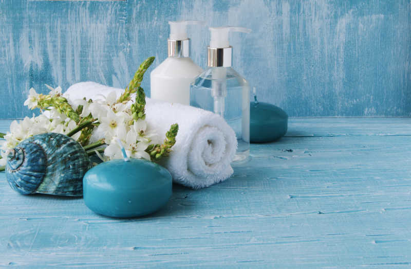 蓝色背景下的美容用品