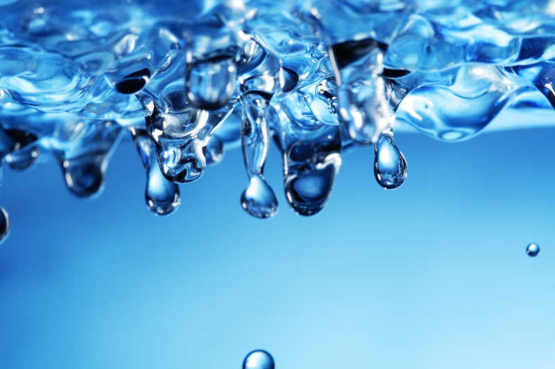 水滴落入水后的状态