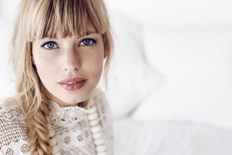 蓝眼睛的蕾丝上衣女士