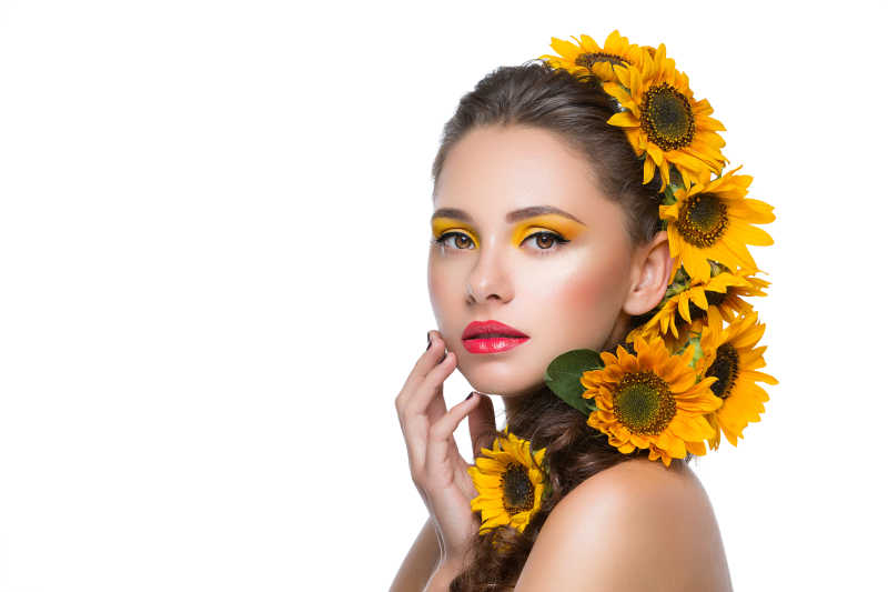 白色背景下向日葵装饰头发的美女
