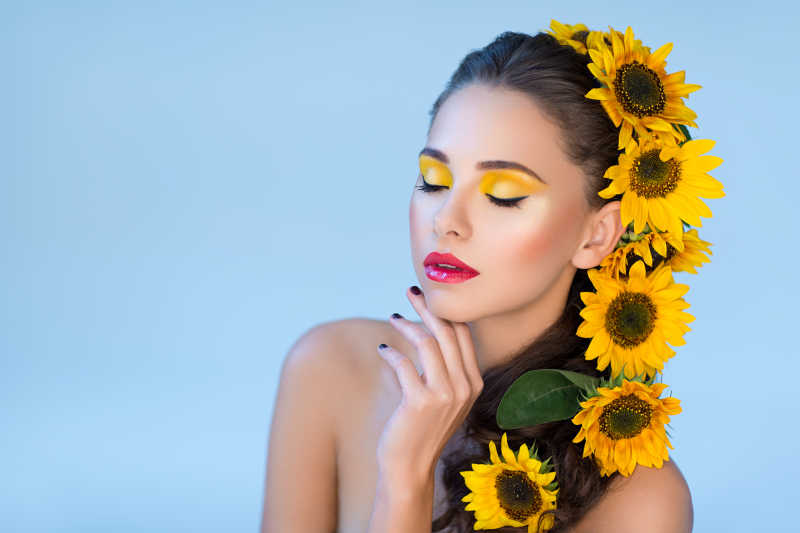 一位头发上有黄色花的美女