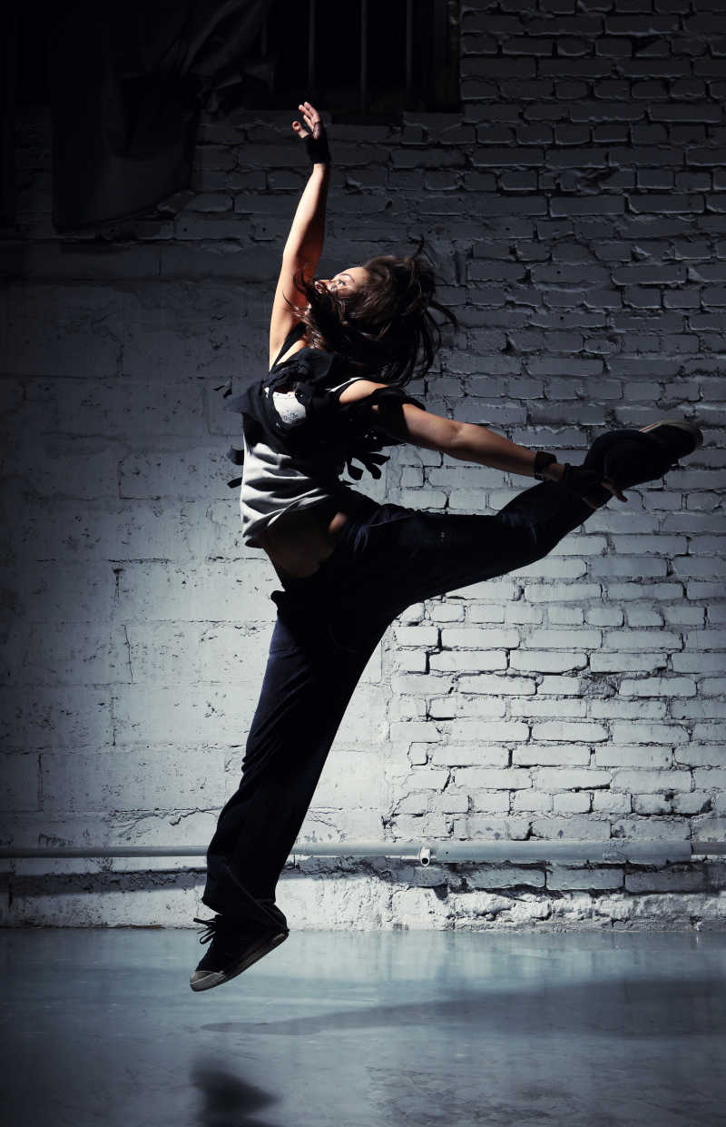 黑暗环境中跳舞的女孩