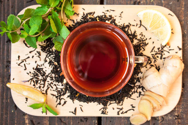 盘子里的茶薄荷还有茶叶柠檬