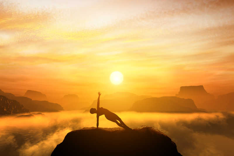 黄昏下练习瑜伽的女子