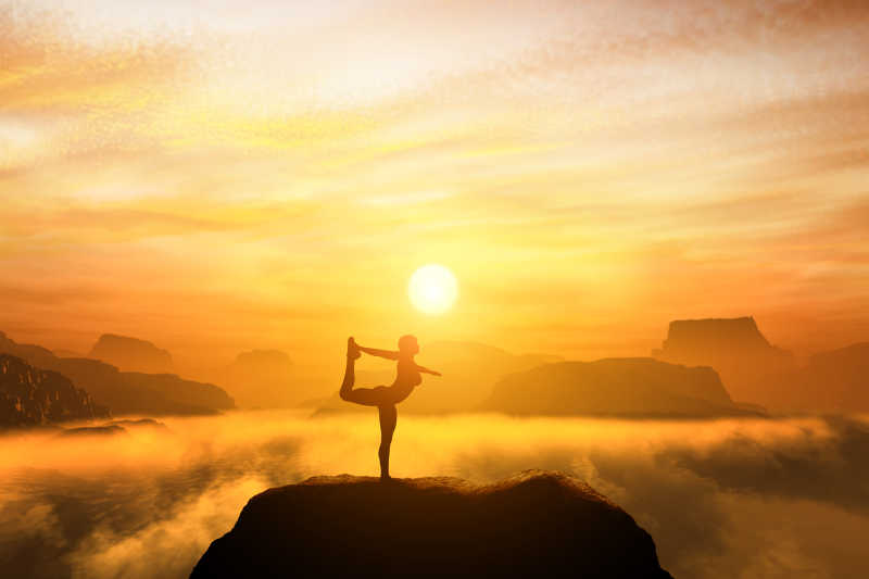 日落山顶练习瑜伽