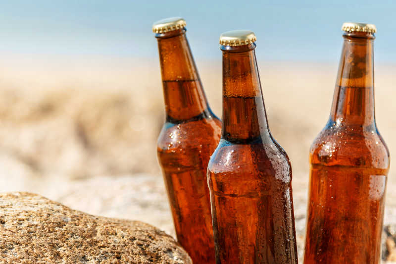 啤酒瓶海石头图片