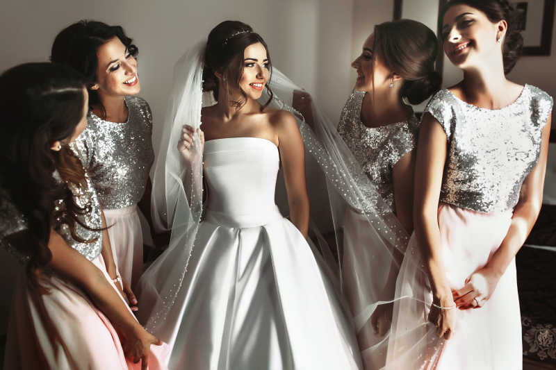 美丽的新娘和四位伴娘