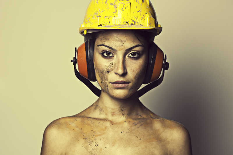 带着安全帽的身上脏的女人