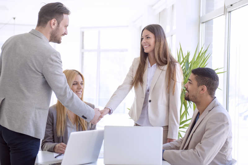 两个企业高管商人之间的握手