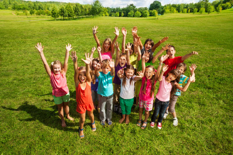 草坪上的一群孩子图片 一群快乐的孩子站在草地上素材 高清图片 摄影照片 寻图免费打包下载