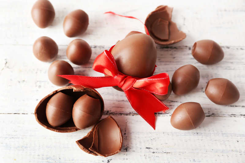 白色木桌上的巧克力复活节彩蛋