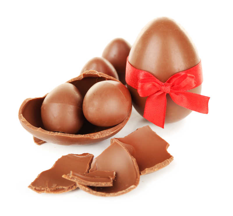 绑着红色丝带的巧克力复活节彩蛋
