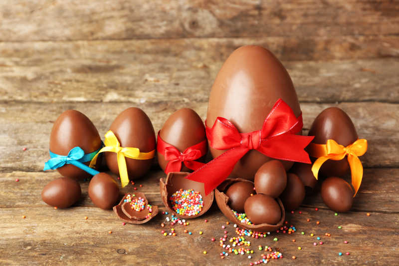 木制背景下的巧克力复活节彩蛋