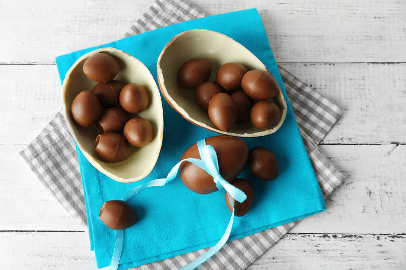 彩色餐巾上的巧克力复活节彩蛋