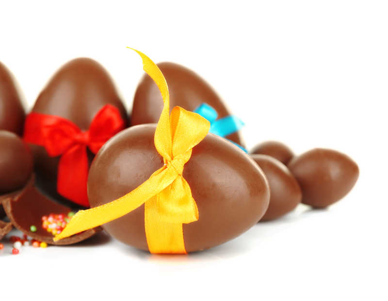 桌面上的巧克力复活节彩蛋特写