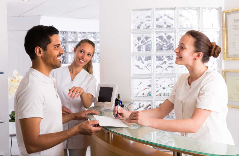 男病人和两个护士