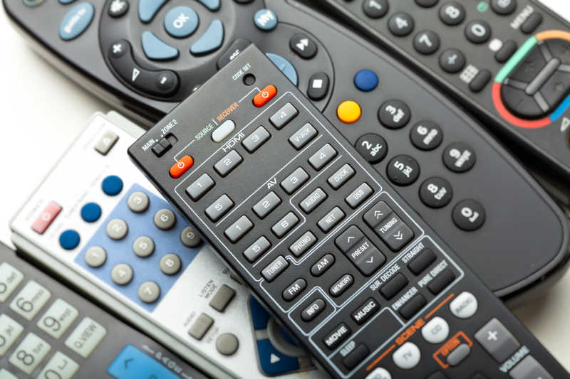 白色背景下各种遥控器类型