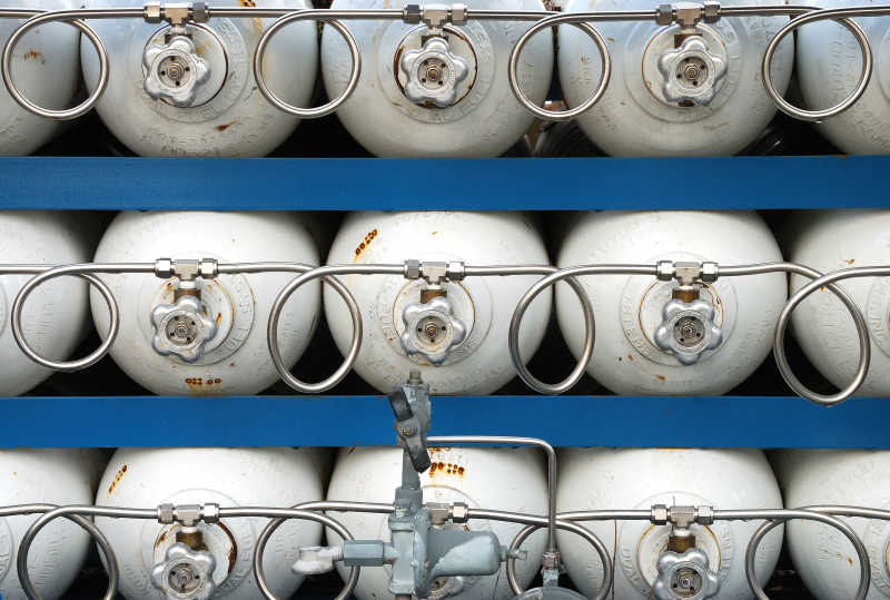 摆放整齐的钢瓶