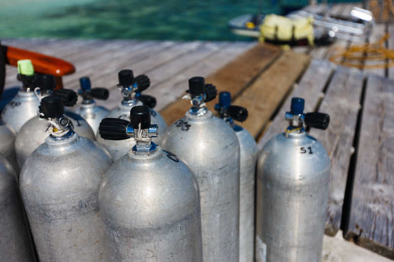 充满氧气的钢瓶