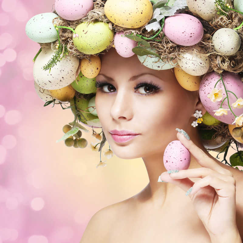 粉色背景上头戴复活节彩蛋装饰的女人