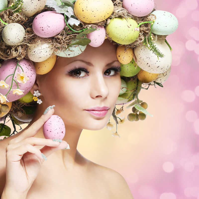 粉色背景下头戴复活节彩蛋装饰的女人