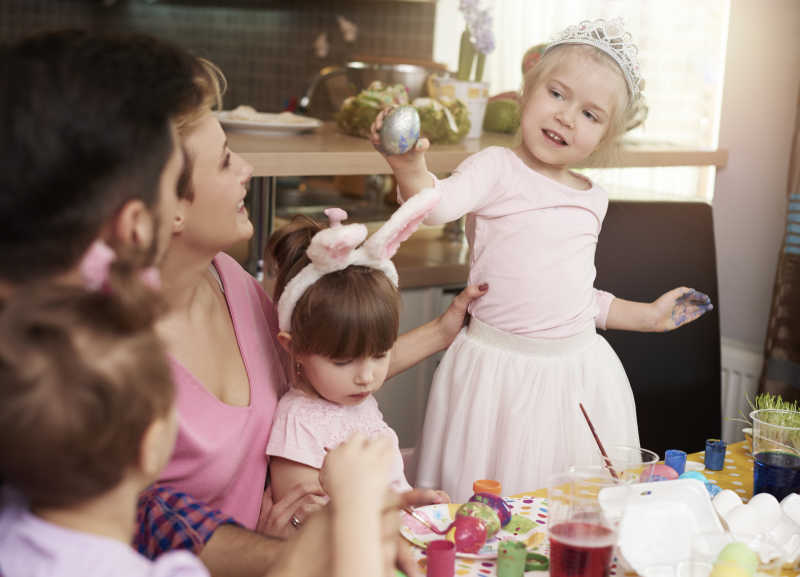 一家人坐在桌前制作复活节彩蛋