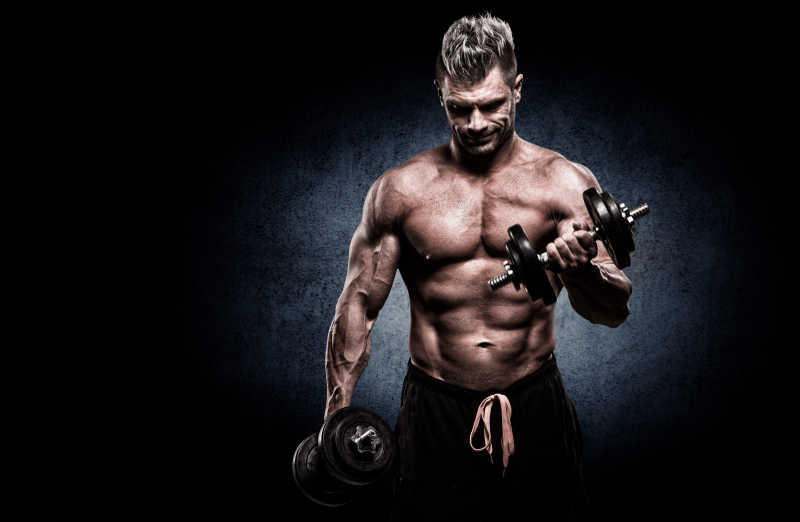 锻炼二头肌的肌肉男