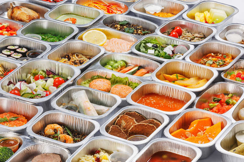 不同种类的美食盛在各种容器中