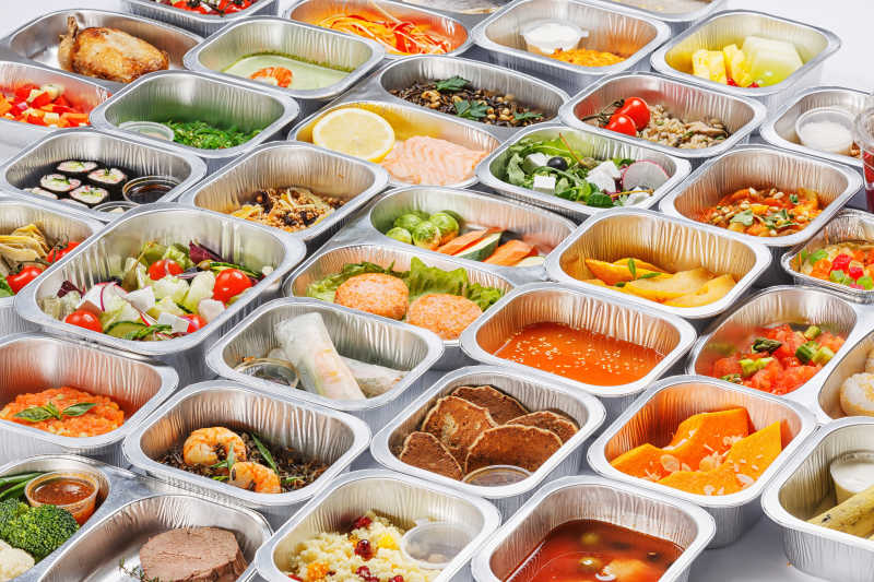 容器中各种丰盛的美食