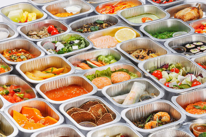 容器中多种多样的美食