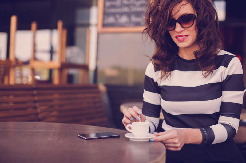 搅拌咖啡的性感女孩