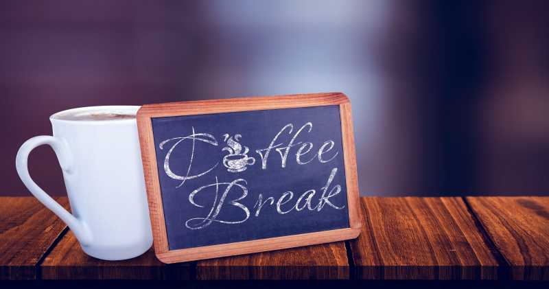 小黑板和白色的杯子