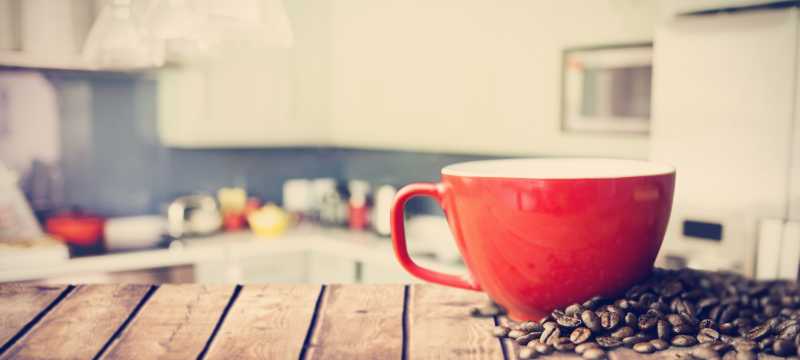 木桌上红色的杯子