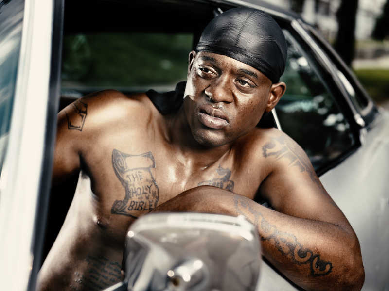 汽车里带纹身的很酷的黑人