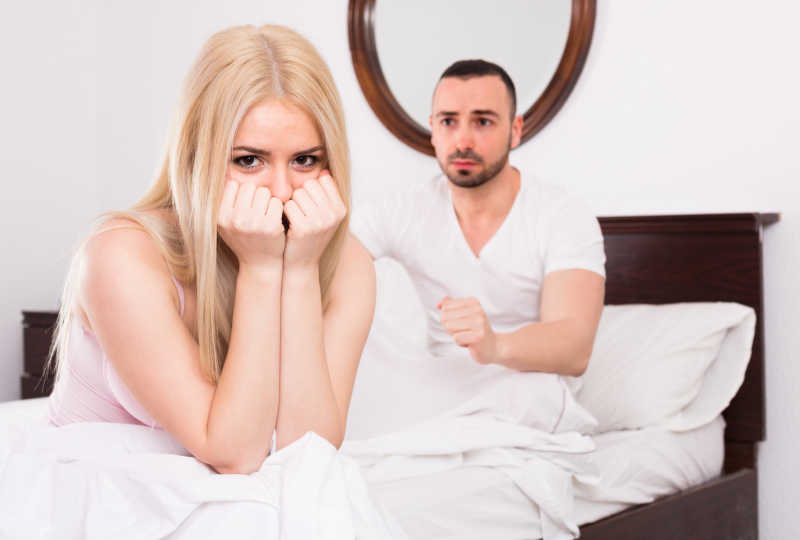 卧室床上丈夫在哄生气的太太