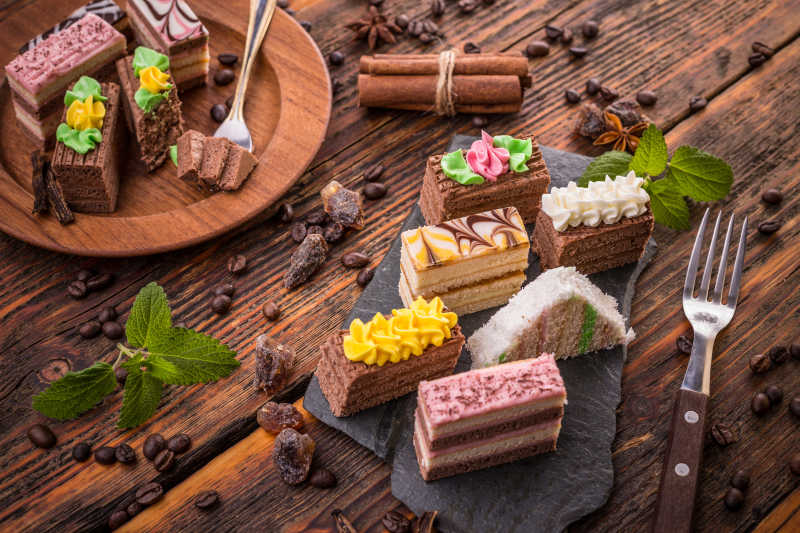 木桌上美味的小蛋糕
