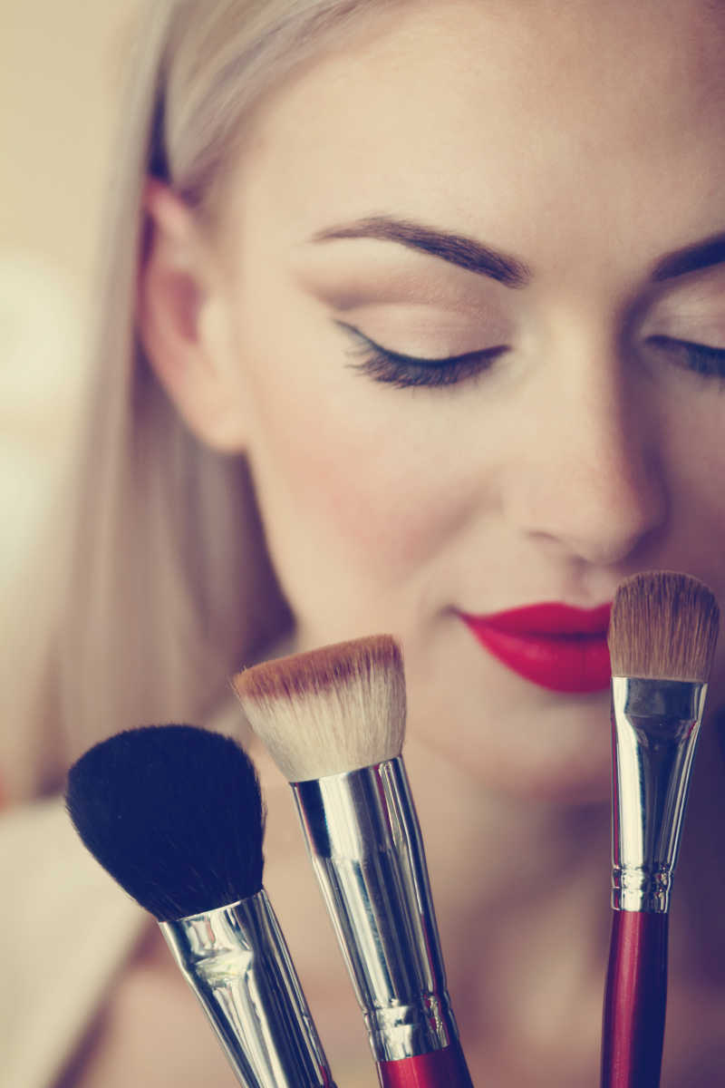 美女拿着化妆工具